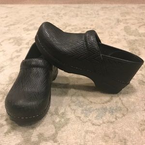 VGUC Dansko Professional Black Woven Clogs size 40